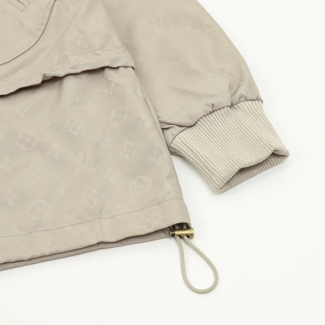 🅿️570 Louis Vuitton/Louis Vuitton All-over Printed Presbyopic Workwear Pocket Windbreaker Zipper Jacket Purchase the original version and have it printed immediately. The fabric is made of custom densely spun technical fabric that is light and thin, and the upper body is silky and breathable. Infrared positioning cutting, workwear-style windbreaker design, the upper body is invincible and versatile. All details are customized and developed, and all hardware and accessories are restored to ZP. Size：XS-L